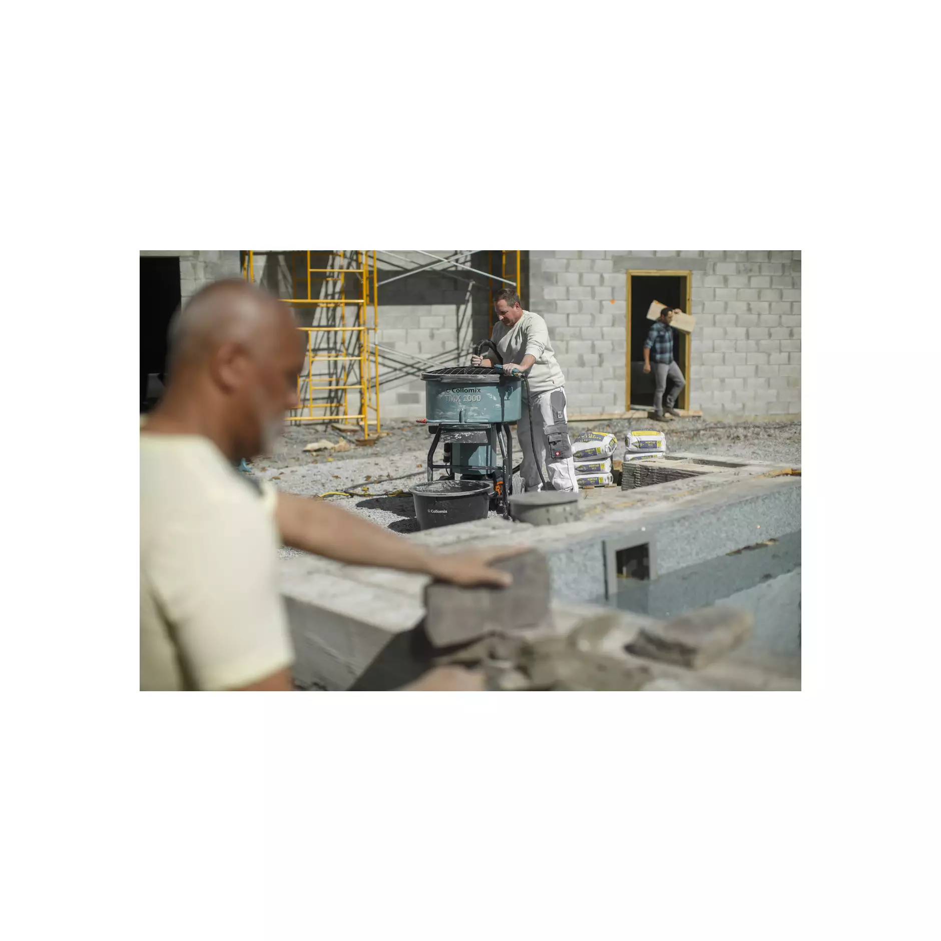 TMX two workers Swimmingpool 01 QF 300rgb 20cm